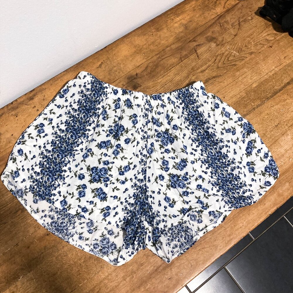Brandy Melville Blue Floral Shorts - Picture 10 of 12
